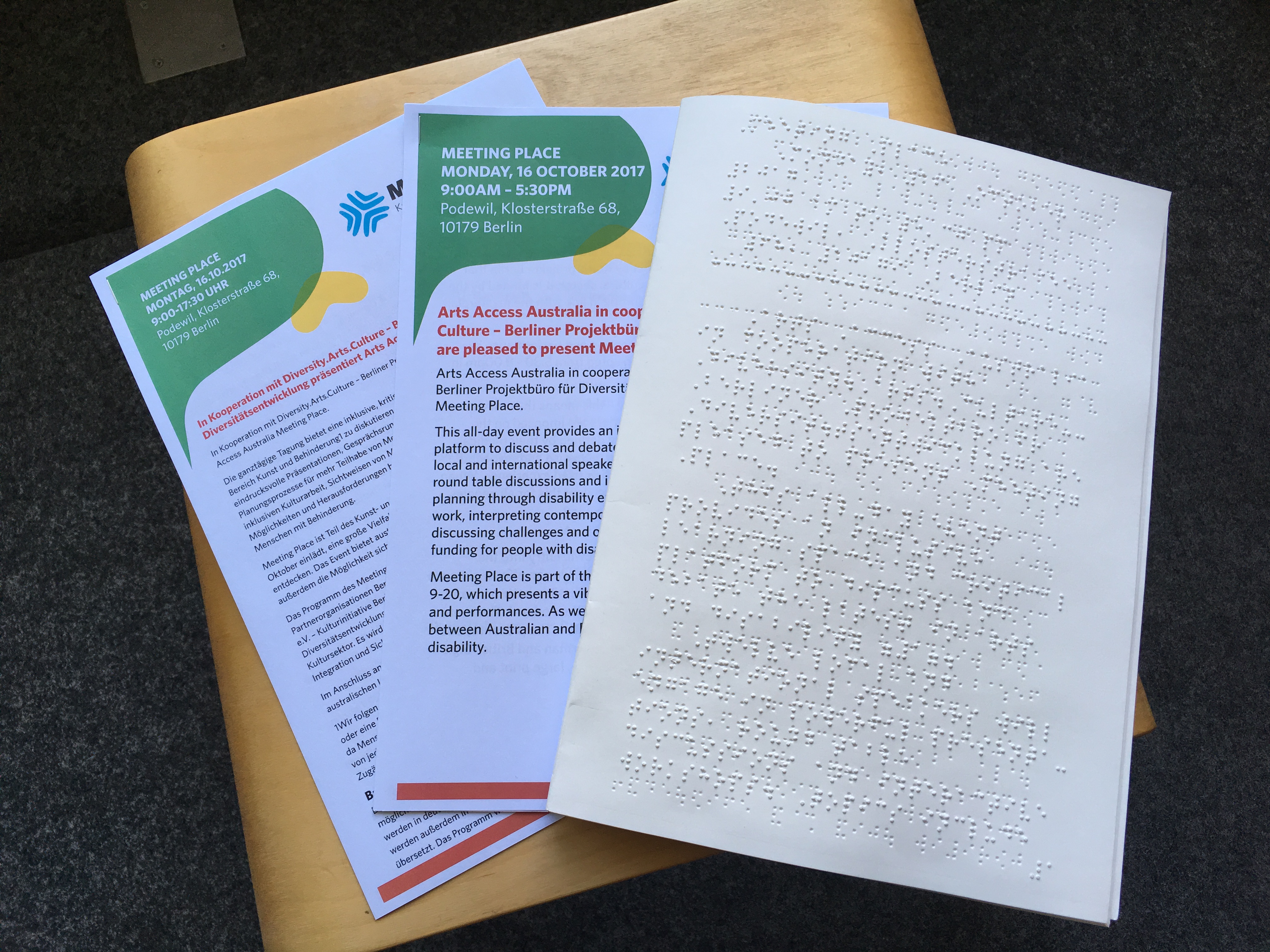 Tagungsmappen Meeting Place Drei Tagungsmappen in Normaldruck, Großschrift und Braille, deutsch und englisch