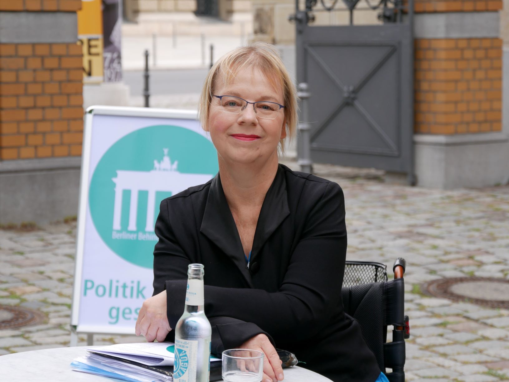 Gerlinde Bendzuck Gerlinde Bendzuck an einem Infotisch vor dem Abgeordnetenhaus Berlin.