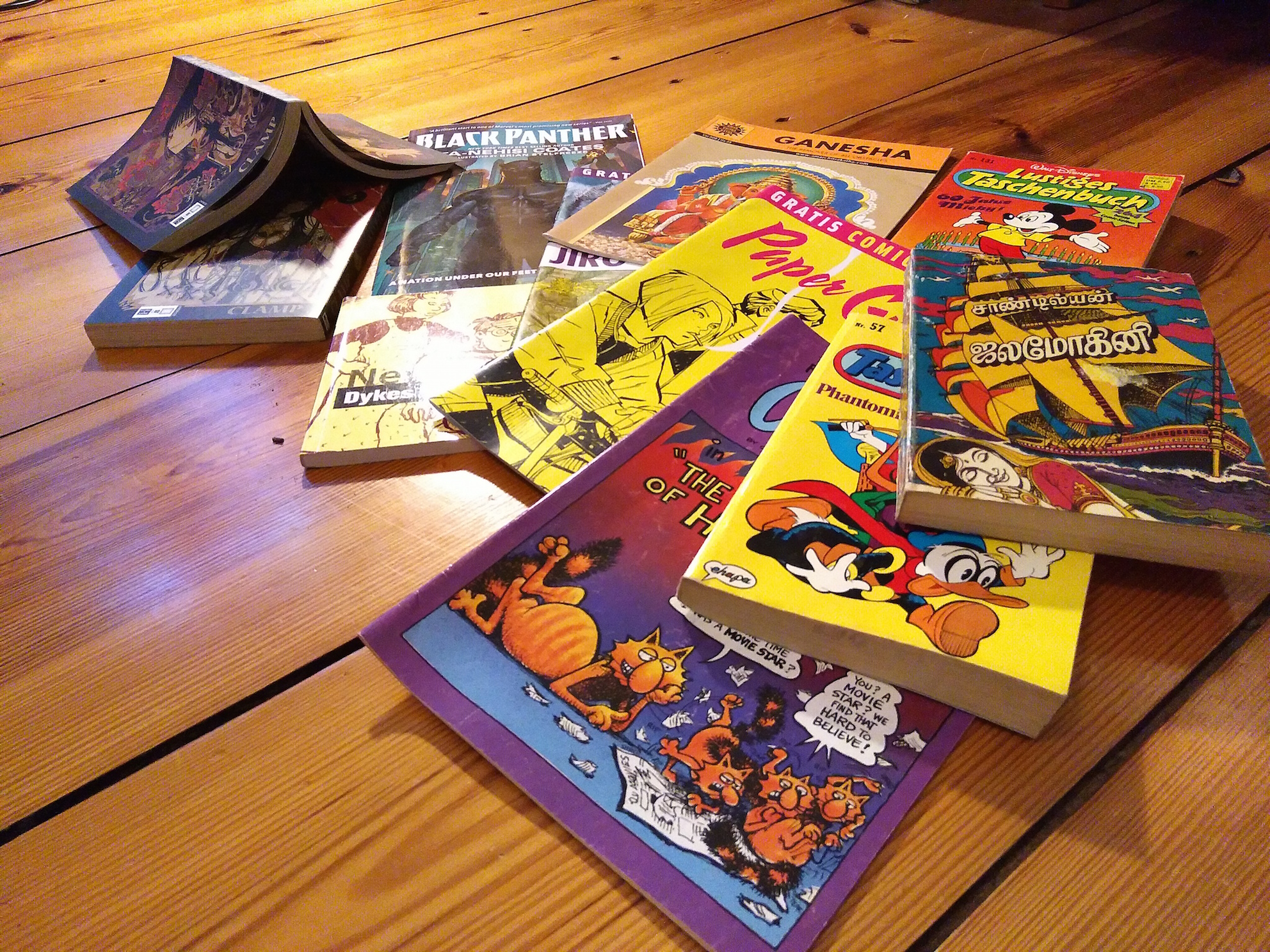 Was gilt als künstlerisch wertvoll? Verschiedene Comics liegen auf dem Boden ausgebreitet