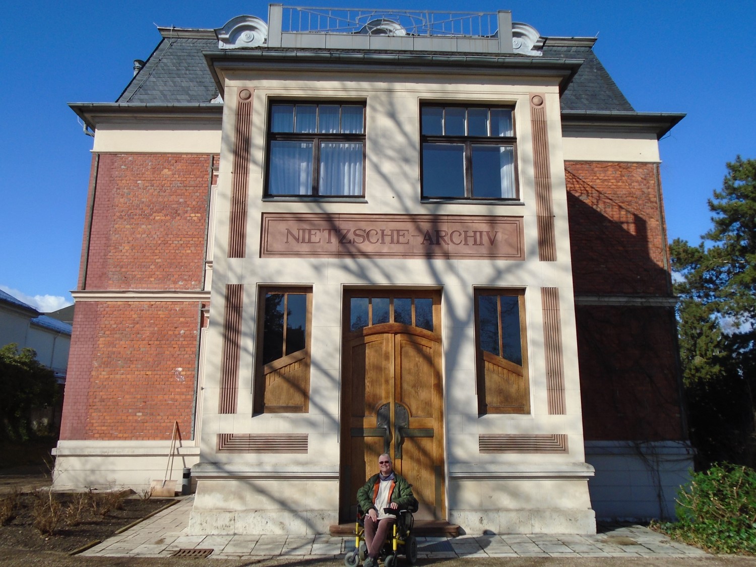 Petra Kuppers vor dem Nietzsche Archiv Petra Kuppers mit Rollstuhl vor dem Nietzsche Archiv