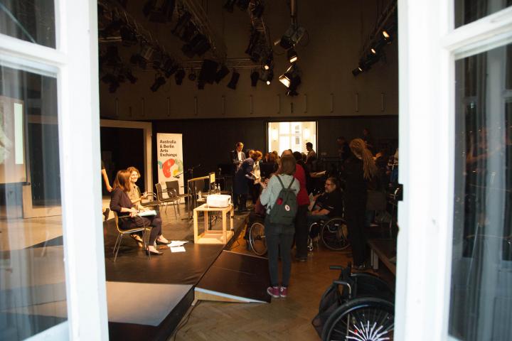 In der Pause Seitenblick in den Vortragsraum, links die Bühne, rechts das Publikum