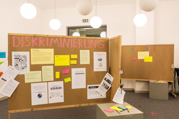 Ein Raum mit mehreren Stellwänden, die so aufgestellt sind, dass sich ein Parcours ergibt, durch den man sich bewegen kann.