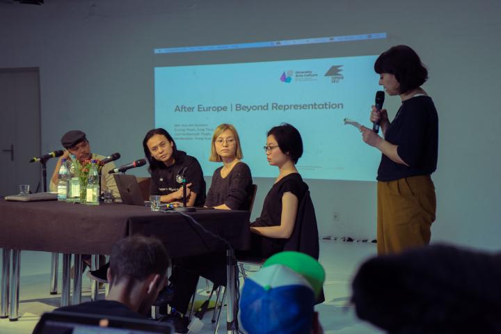 Bahareh Sharifi stellt das Panel vor Bahareh Sharifi stellt das Panel vor