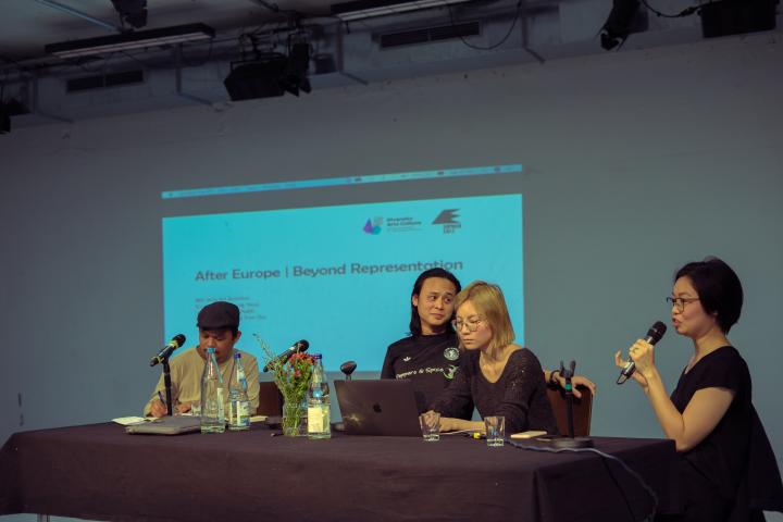 Moderatorin Trang Tran Thu stellt eine Frage an das Panel