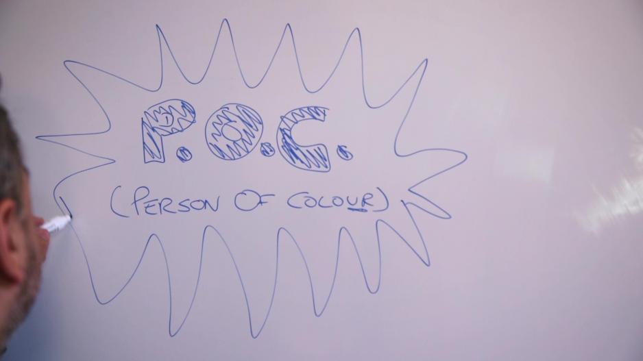 auf einem Whiteboard steht der Begriff PoC, darunter: Person of Color