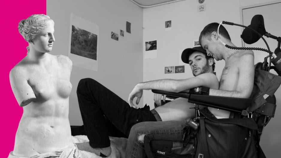 Collage, die aus zwei Motiven zusammengesetzt ist. Ganz links die Fotografie einer Statue (Venus von Milo). Rechts zwei Männer mit nacktem Oberkörper, der eine Mann sitzt im Rollstuhl, der andere auf seinem Schoß.