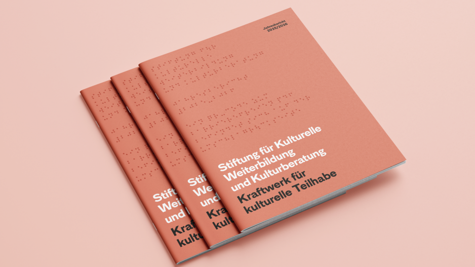 Drei aprikotfarbene Jahresberichte der Stiftung